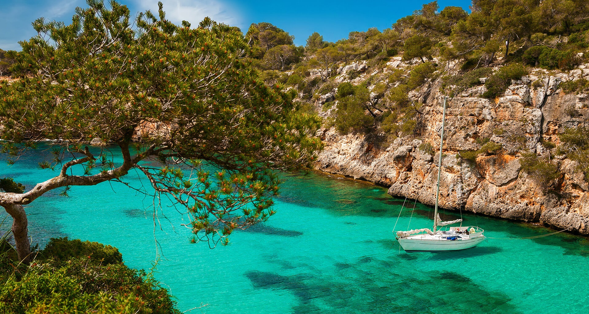 Yacht vor felsigen Klippen