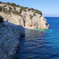 Foto von Klancac beach mit türkisfarbenes wasser Oberfläche