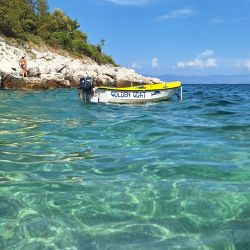 Foto von Jelenscica beach mit sehr sauber Sauberkeitsgrad
