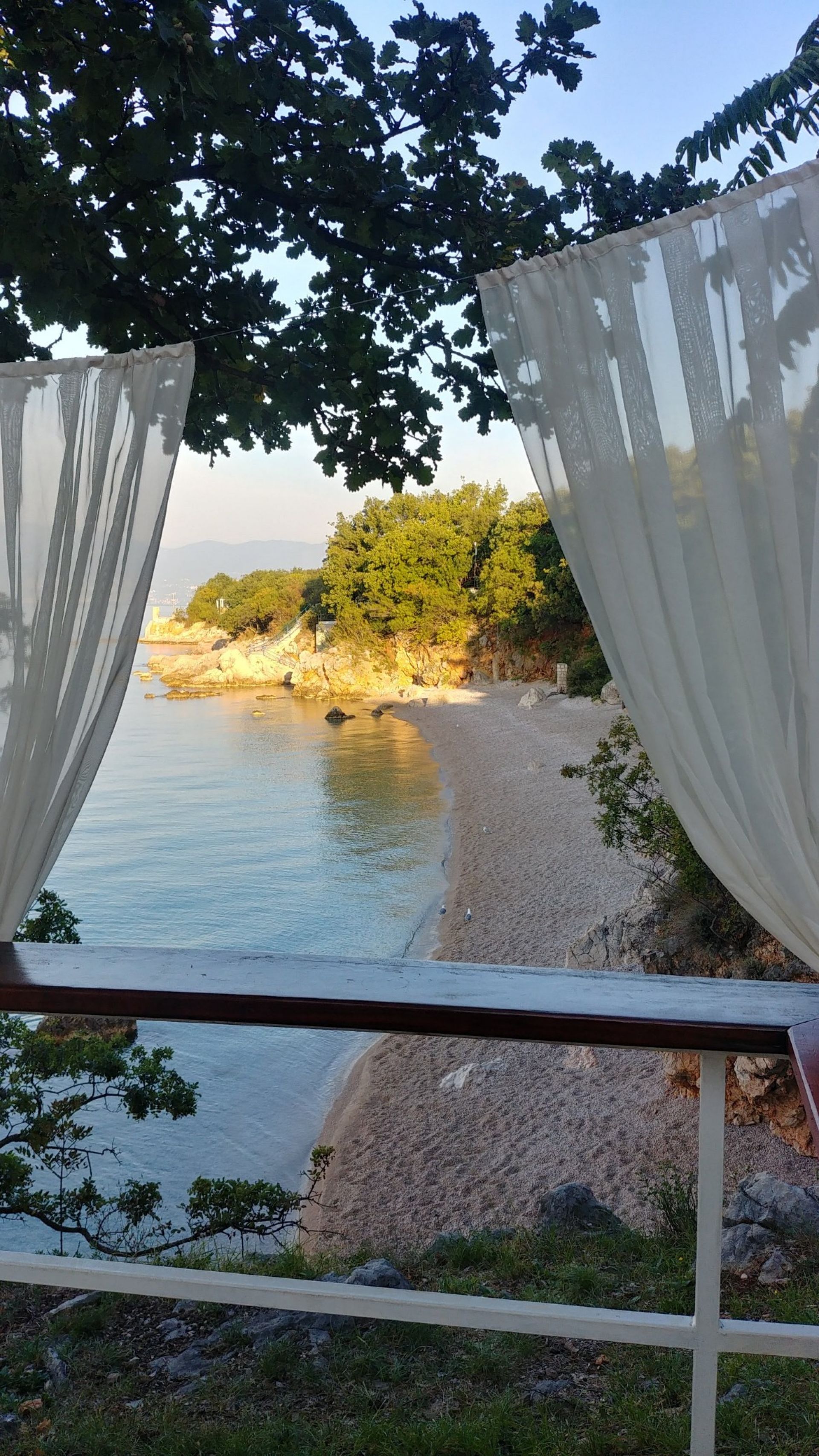 Foto von Kostrena beach - guter haustierfreundlicher Ort für den Urlaub