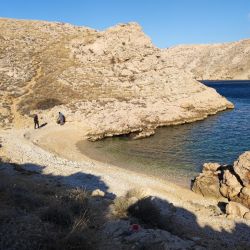 Foto von Gnjilova beach und seine wunderschöne Landschaft