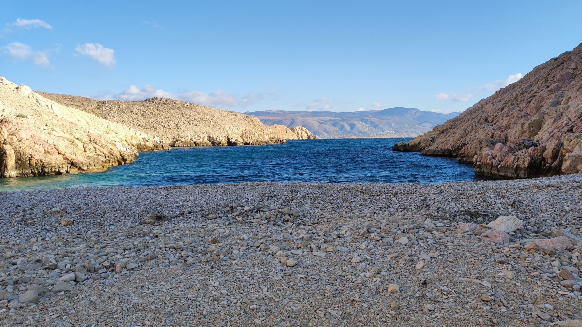 Foto von Konjska beach und seine wunderschöne Landschaft