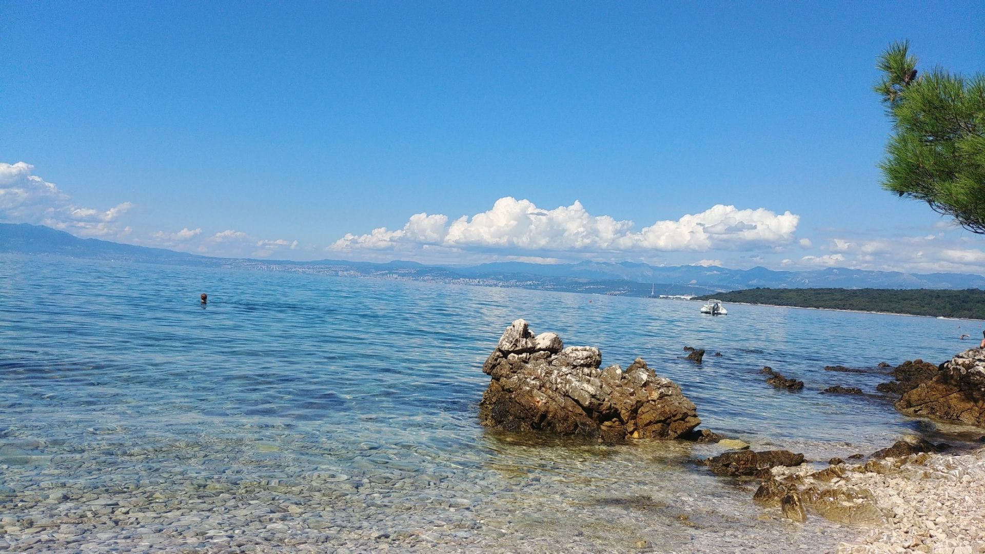 Foto von Njivice small beaches mit viele geräumige buchten