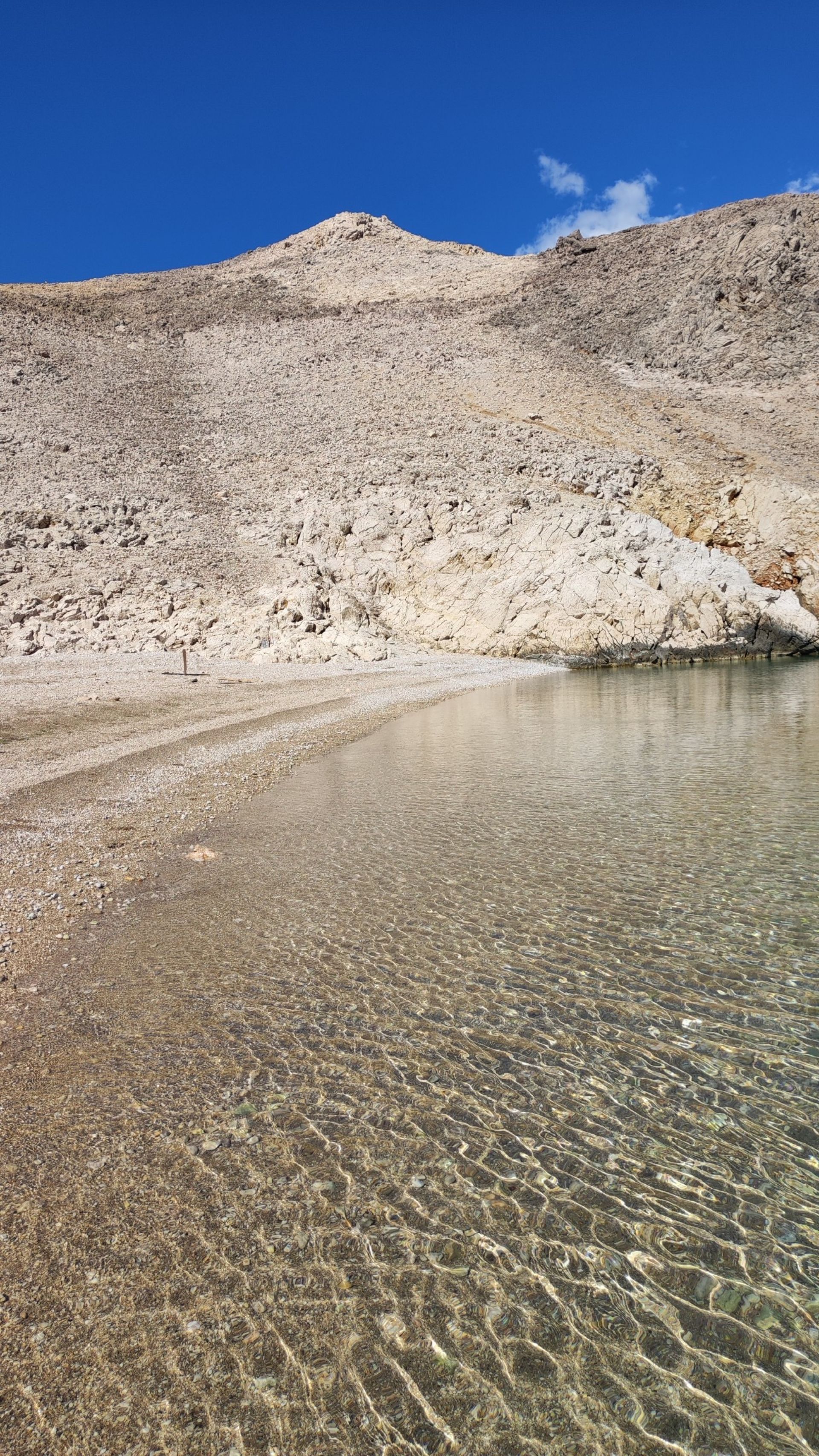 Foto von Baska slana beach befindet sich in natürlicher umgebung