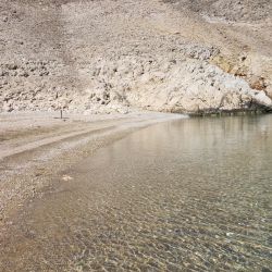 Foto von Baska slana beach befindet sich in natürlicher umgebung