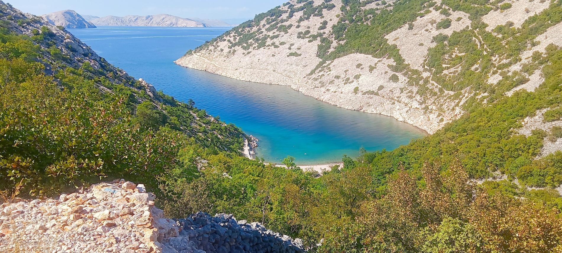 Foto von Gradina Beach umgeben von Bergen