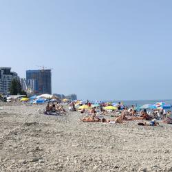 Foto von Batumi beach mit türkisfarbenes wasser Oberfläche