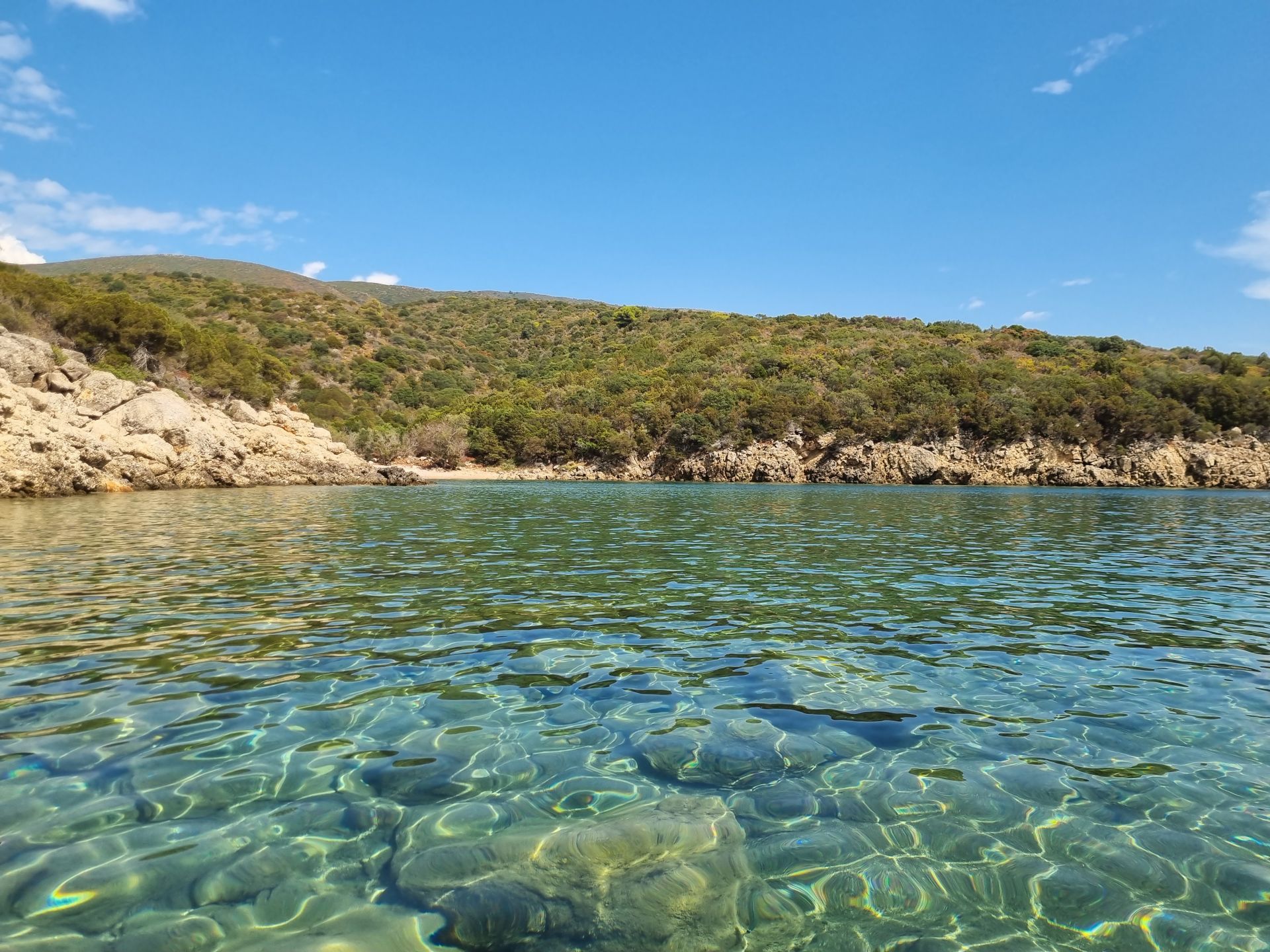 Foto von Marathi III beach von Klippen umgeben