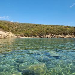 Foto von Marathi III beach von Klippen umgeben