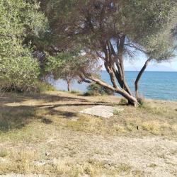 Foto von Mesimvria Zoni beach umgeben von Bergen