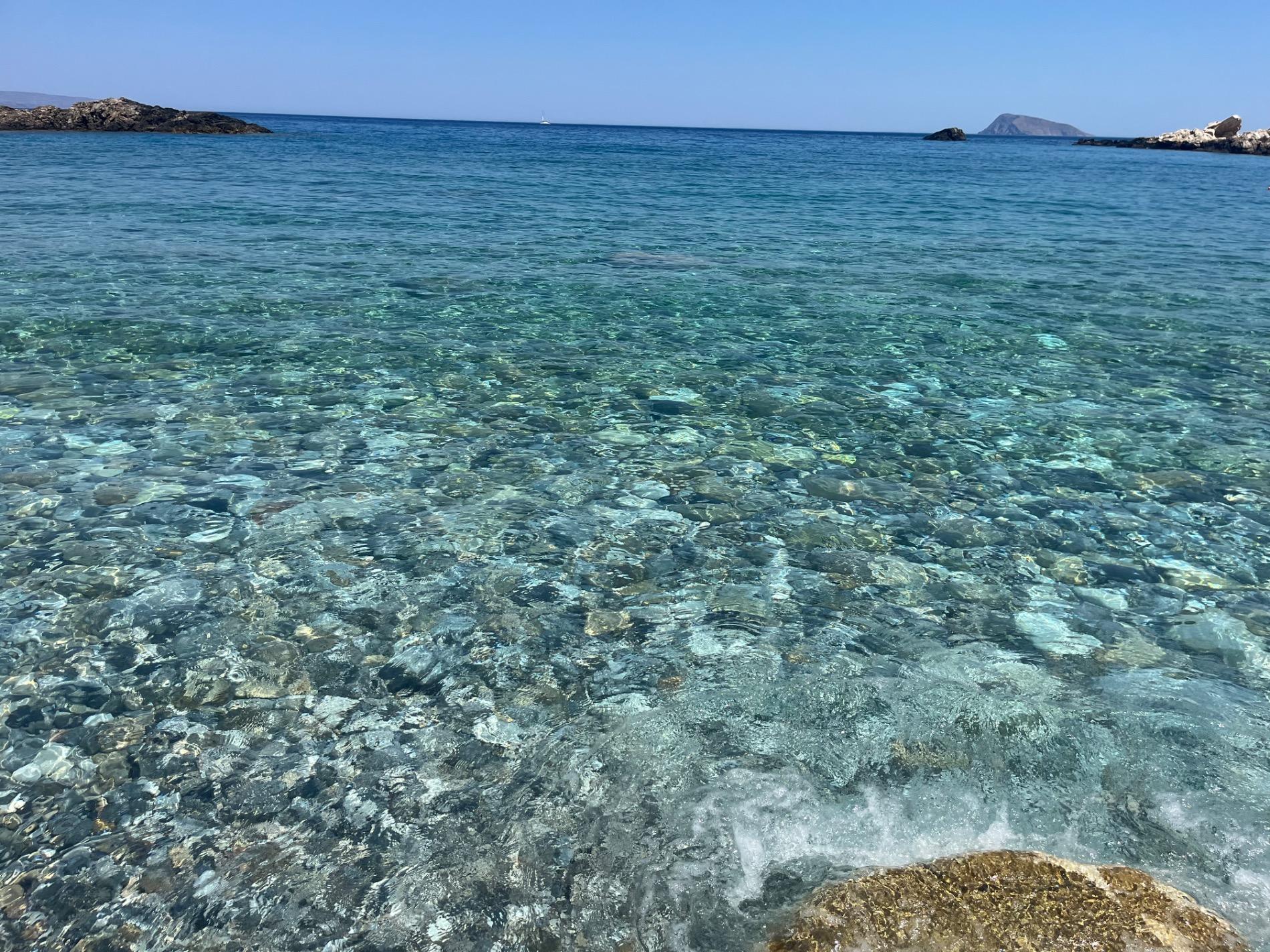 Foto von Frouzis beach von Klippen umgeben