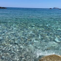 Foto von Frouzis beach von Klippen umgeben