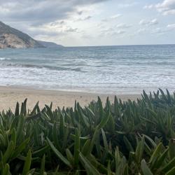 Foto von East Beach Avlaki umgeben von Bergen