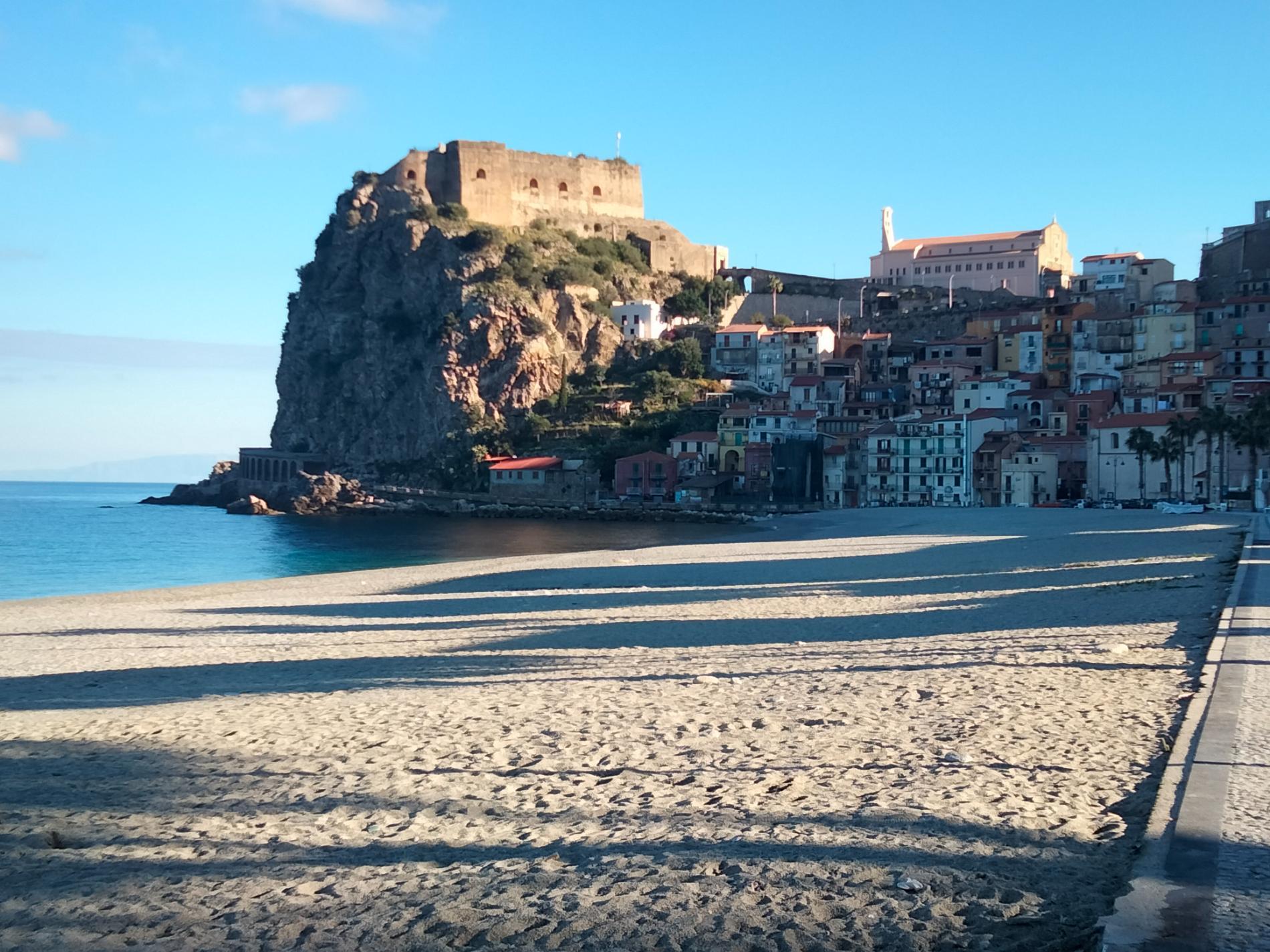 Foto von Spiaggia Di Scilla von Klippen umgeben