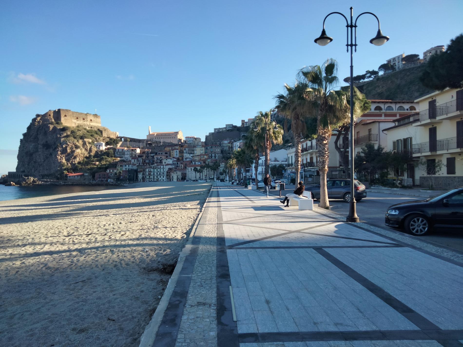 Foto von Spiaggia Di Scilla umgeben von Bergen