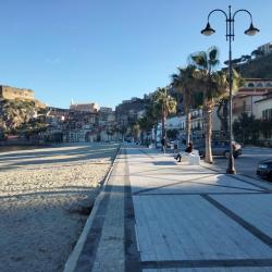 Foto von Spiaggia Di Scilla umgeben von Bergen