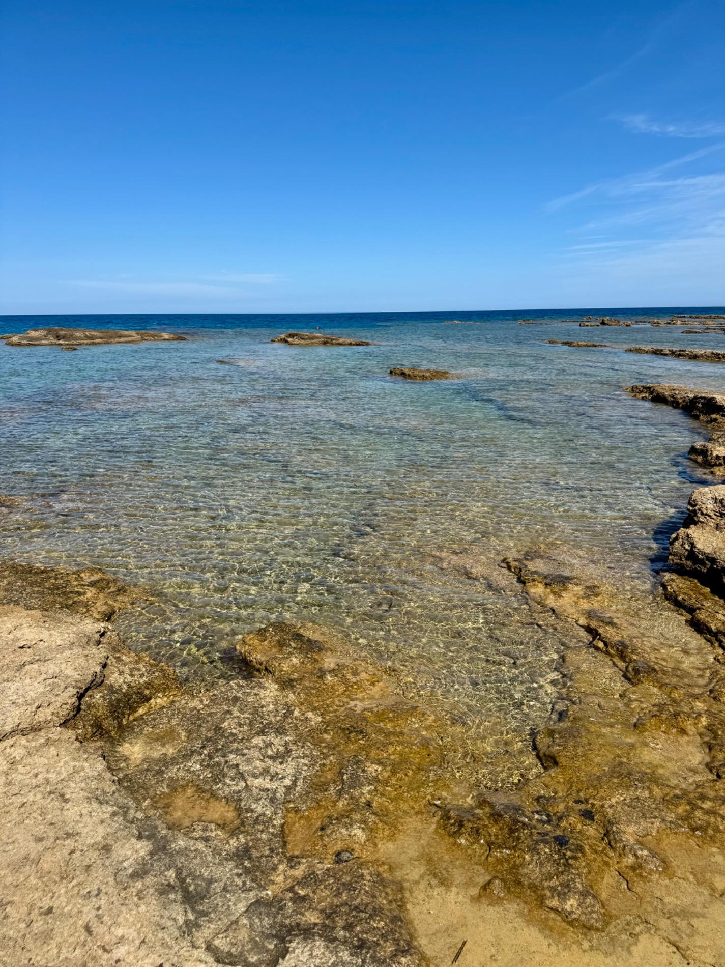 Foto von Cala Toni mit viele kleine buchten