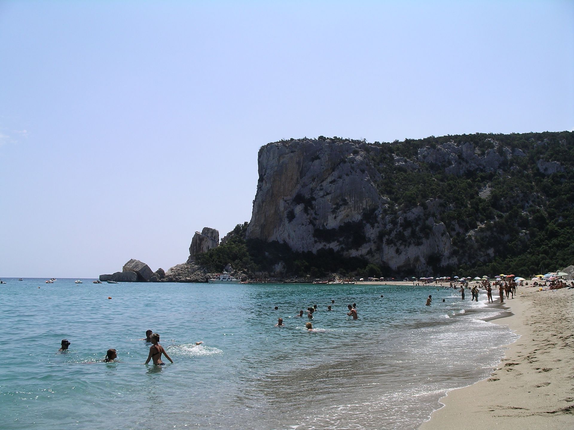 Foto von Cala Luna umgeben von Bergen