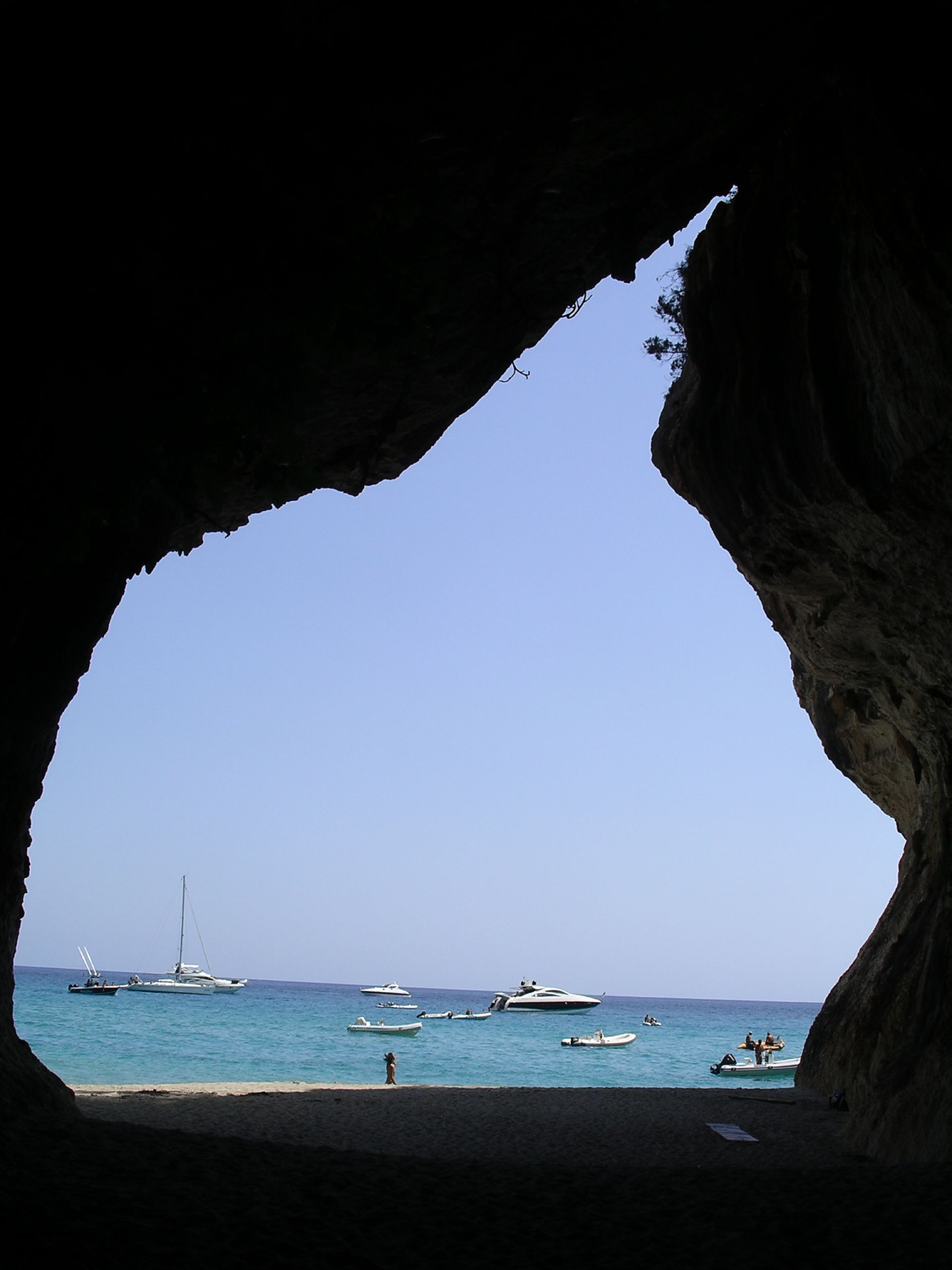 Foto von Cala Luna von Klippen umgeben