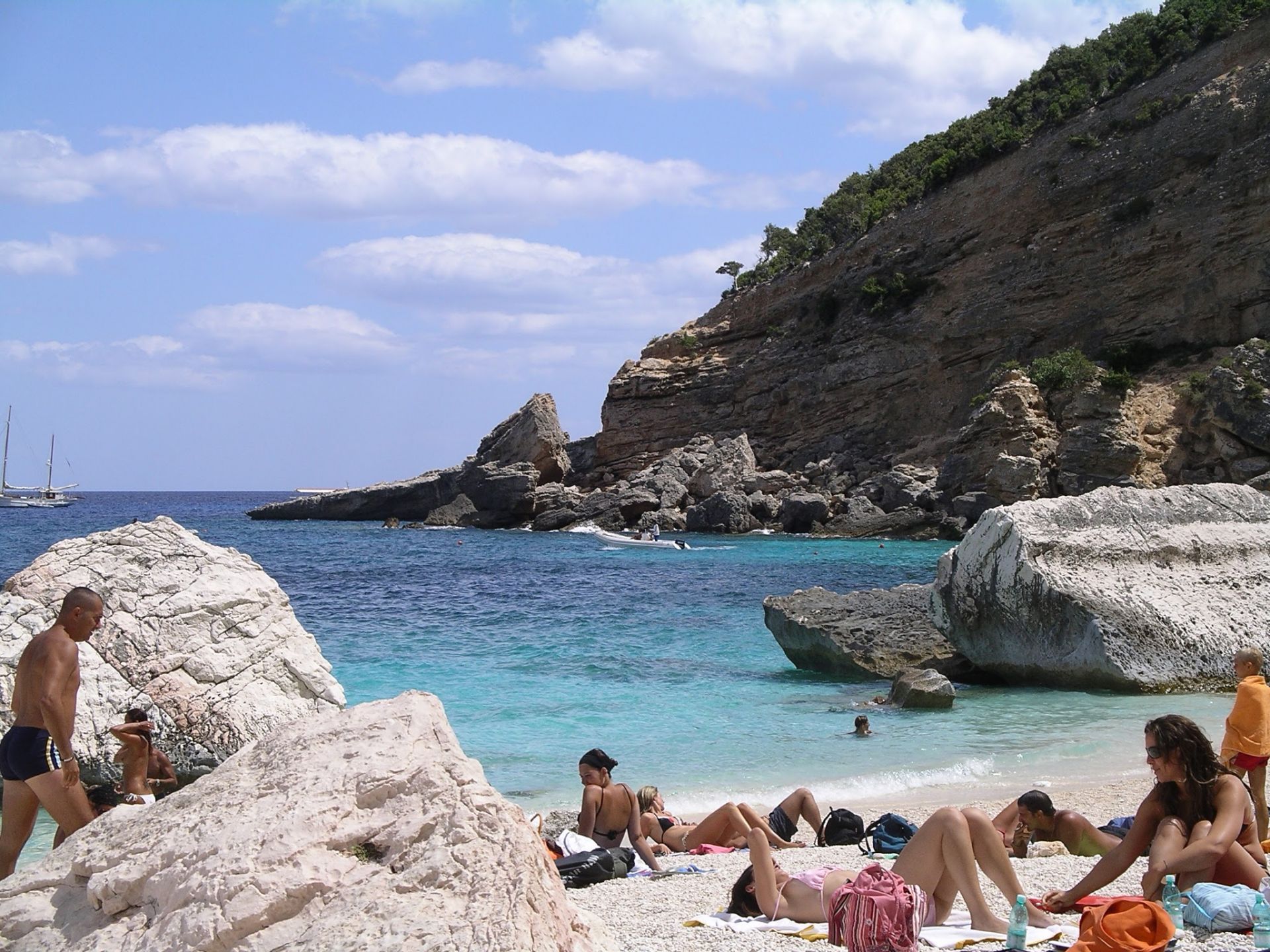 Foto von Cala Mariolu von Klippen umgeben