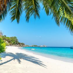 Foto von Eagle Strand mit lange, gerade küste