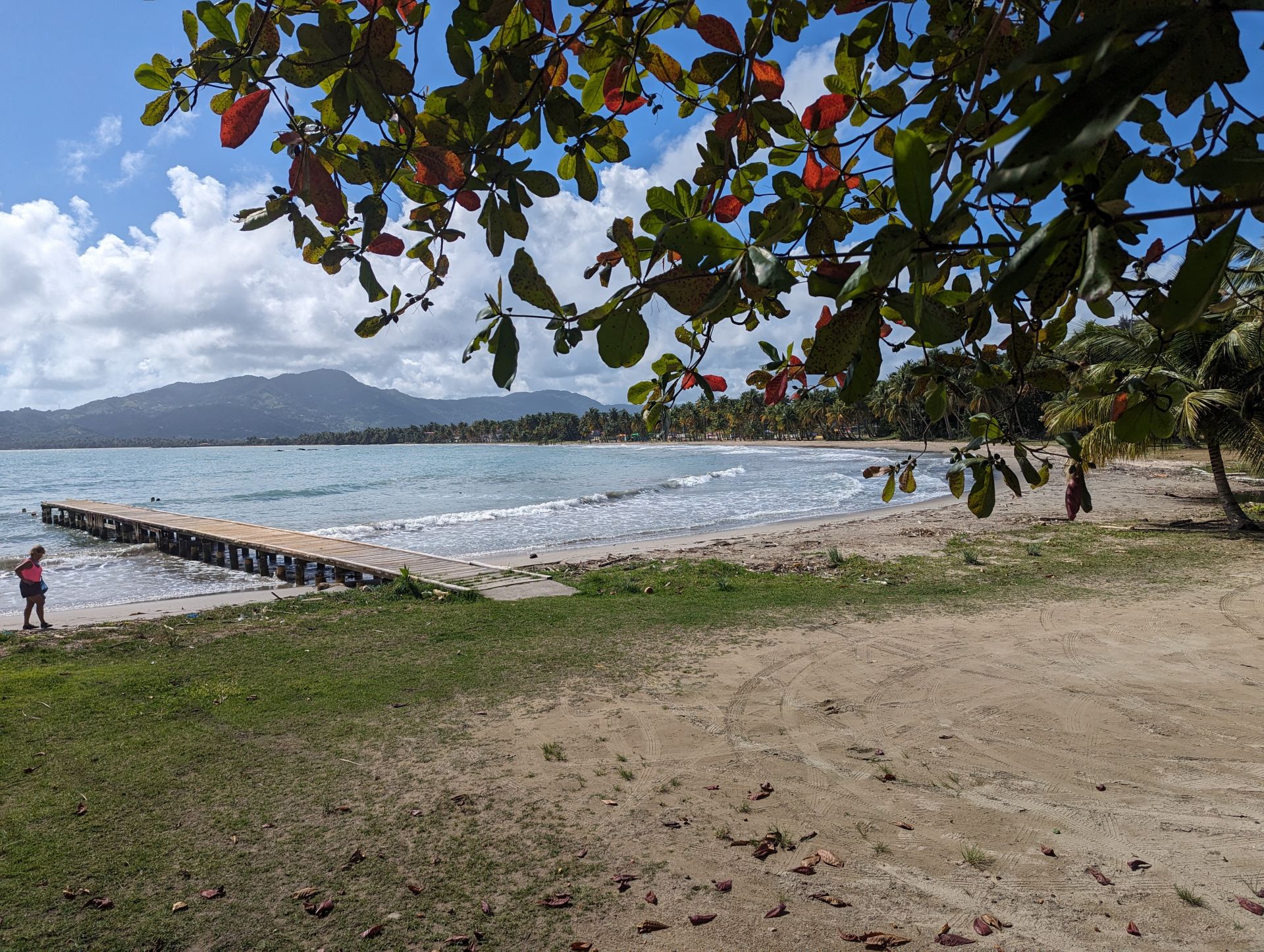 Foto von Playa Guayanes von Klippen umgeben
