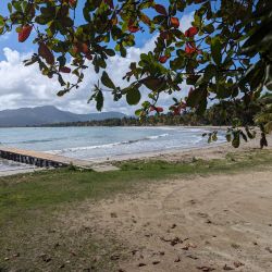 Foto von Playa Guayanes von Klippen umgeben