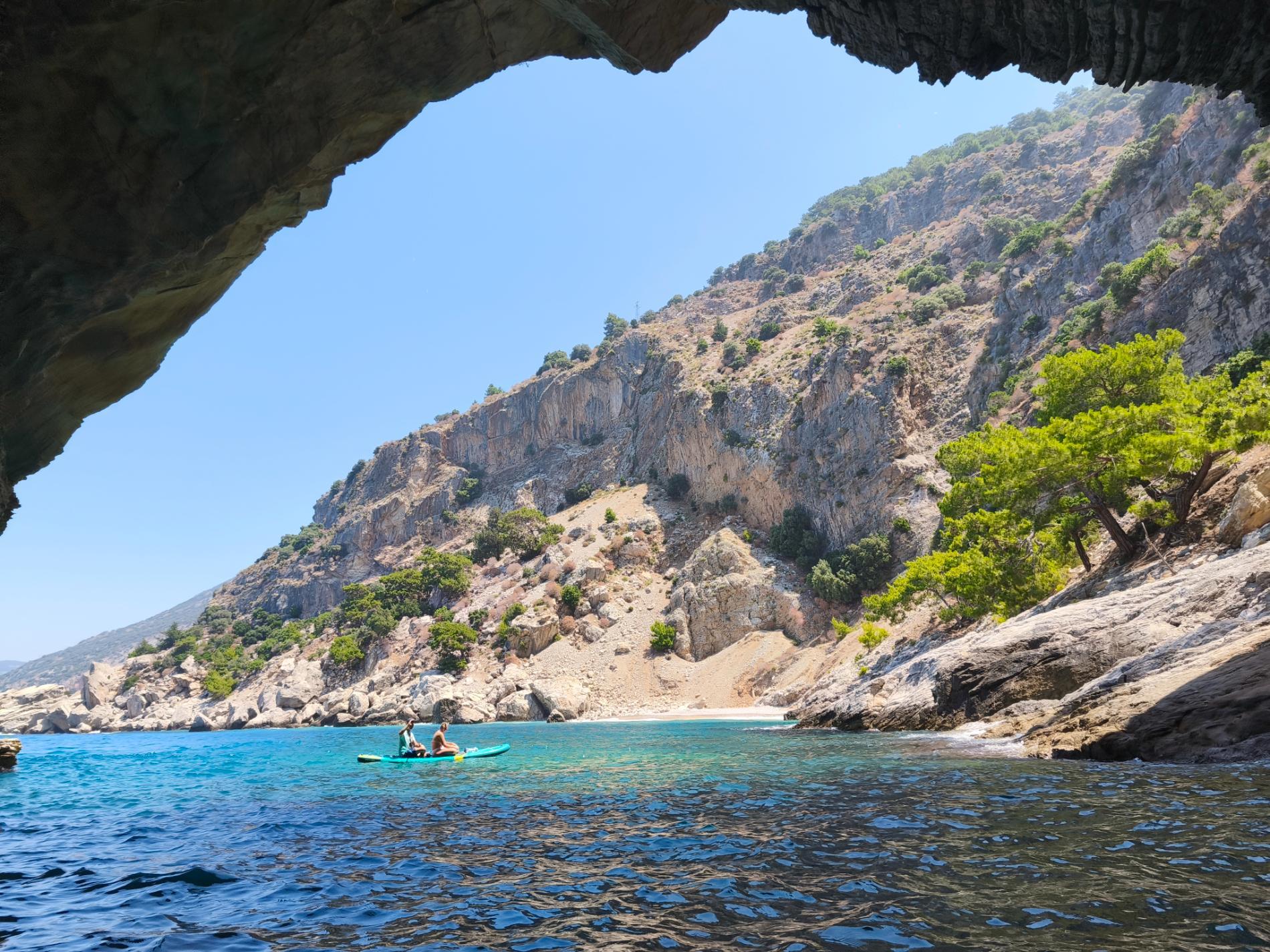 Foto von Blue Cave beach befindet sich in natürlicher umgebung