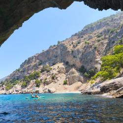 Foto von Blue Cave beach befindet sich in natürlicher umgebung