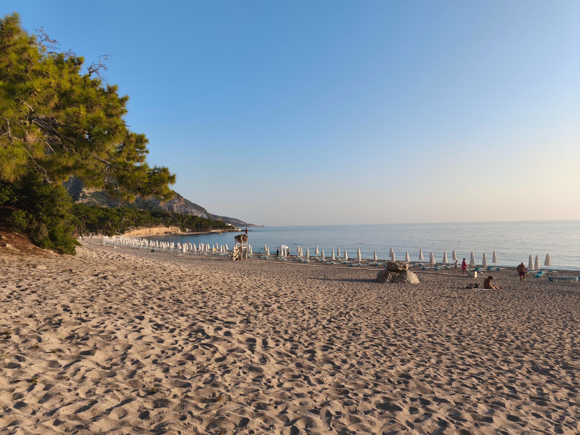 Foto von Kidrak Strand von Klippen umgeben