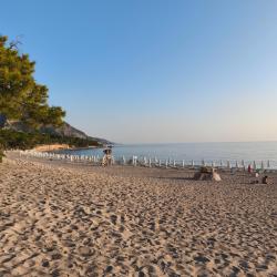 Foto von Kidrak Strand von Klippen umgeben