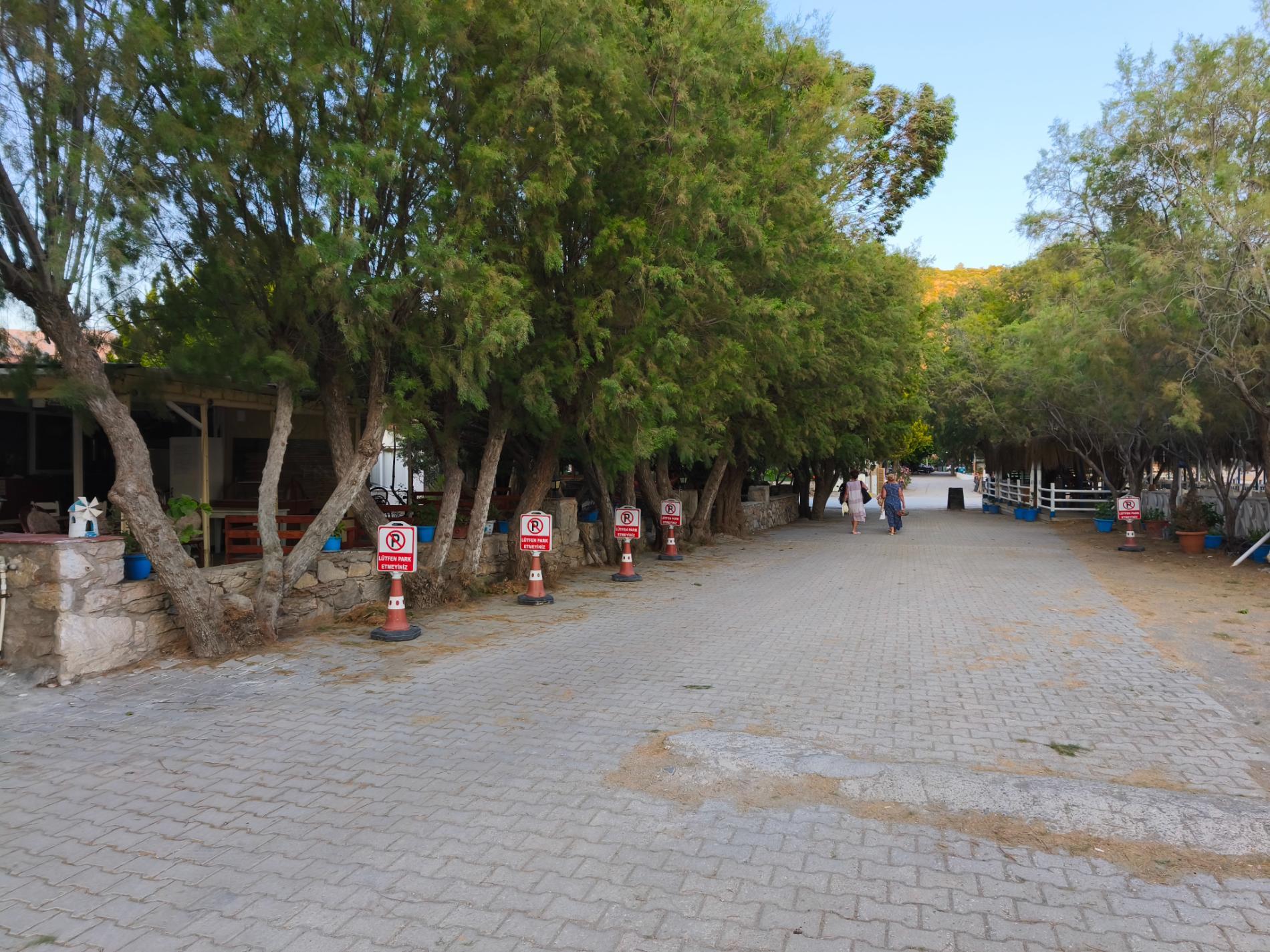 Foto von Ovabuku beach von Klippen umgeben