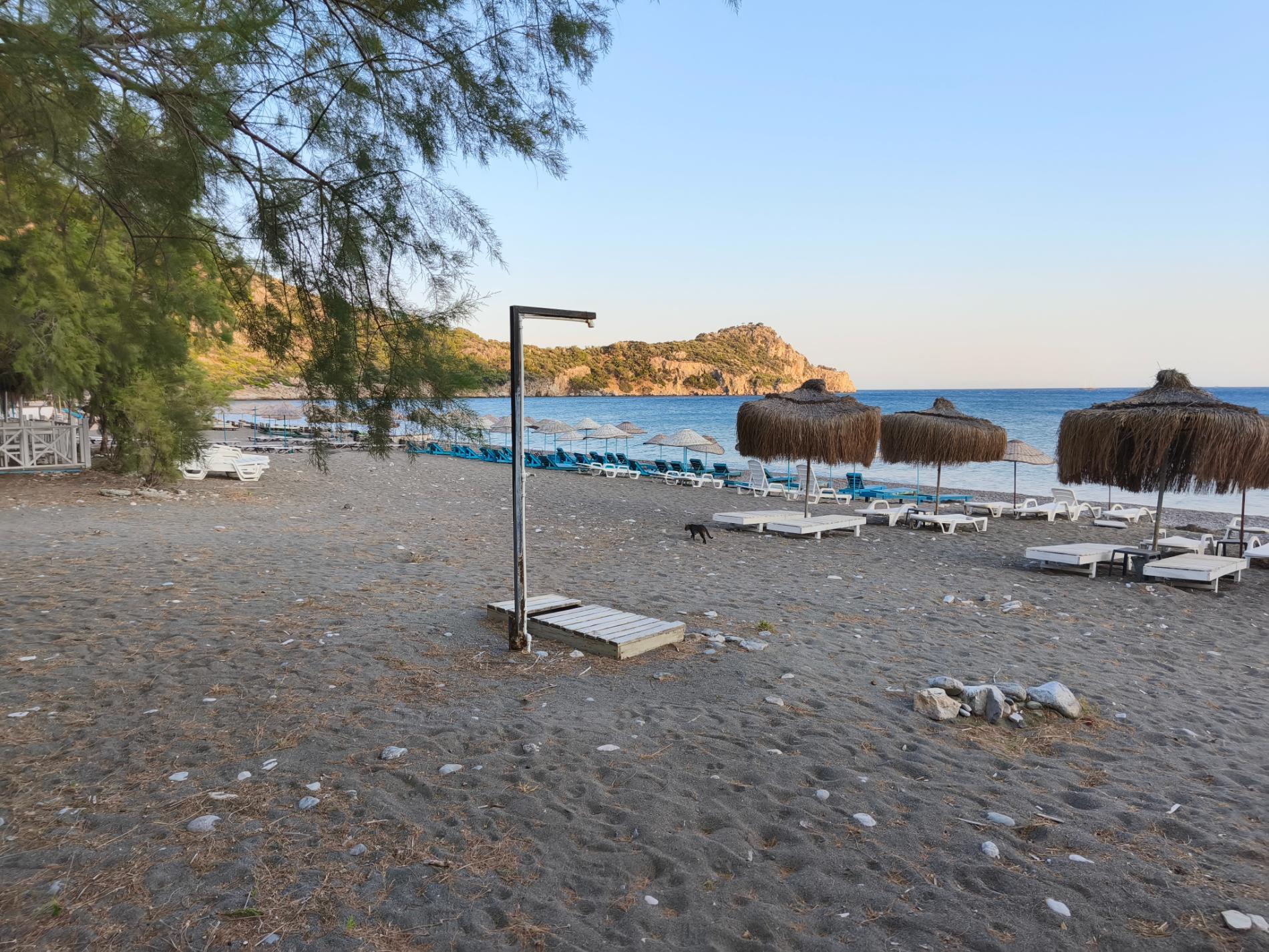 Foto von Ovabuku beach und die siedlung