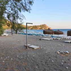 Foto von Ovabuku beach und die siedlung