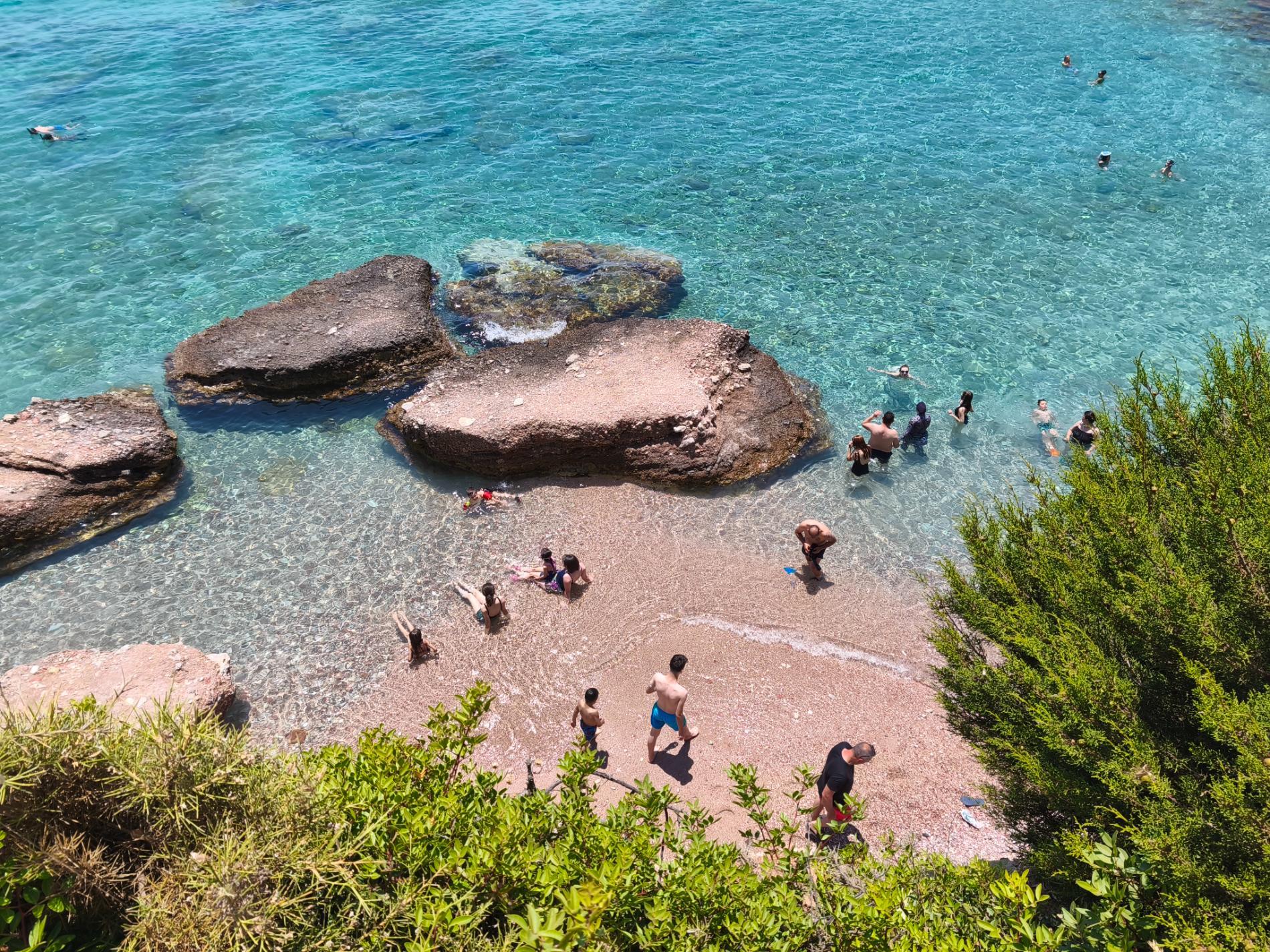 Foto von Aquarium beach umgeben von Bergen