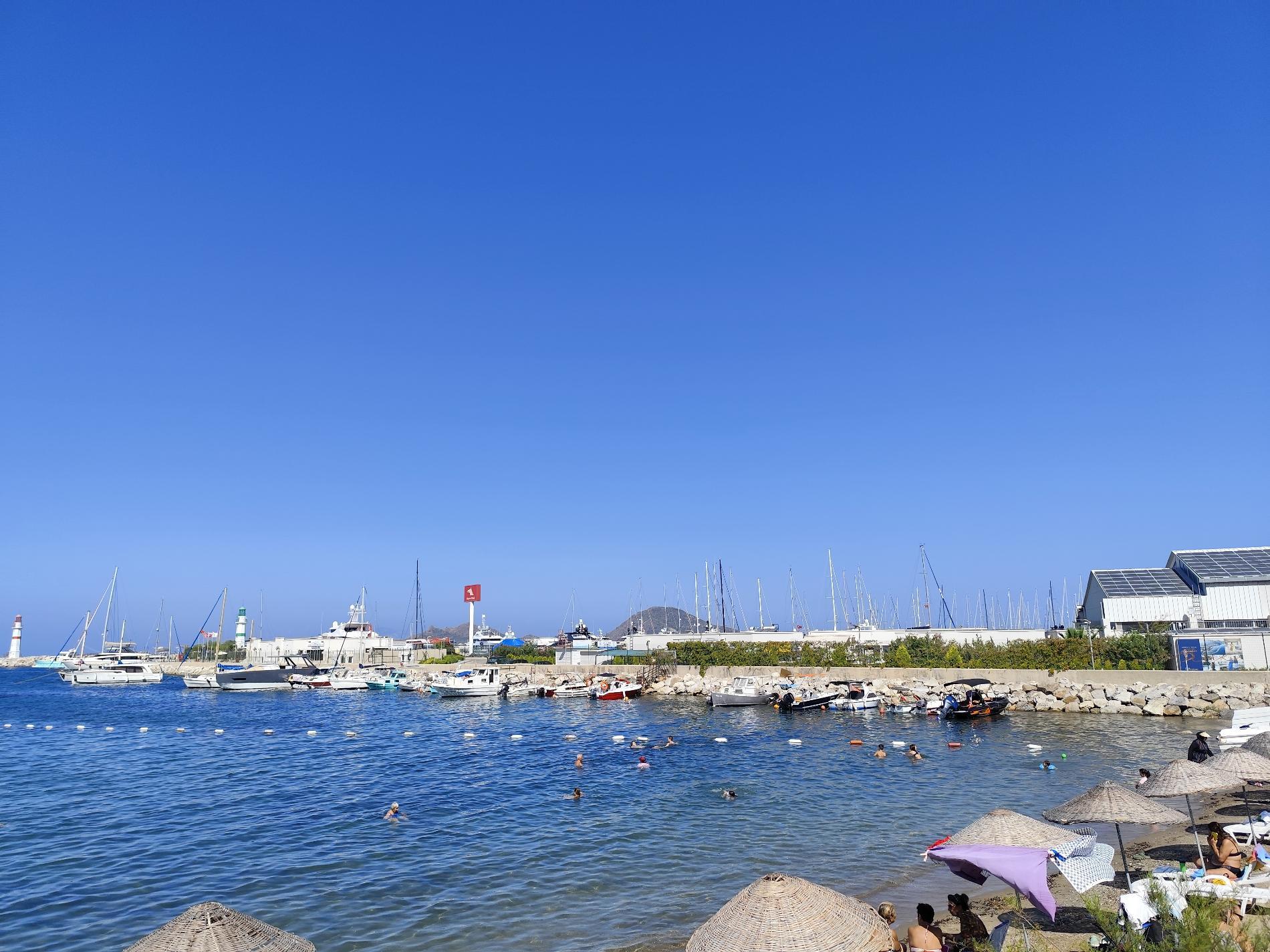 Foto von Turgutreis beach und die siedlung
