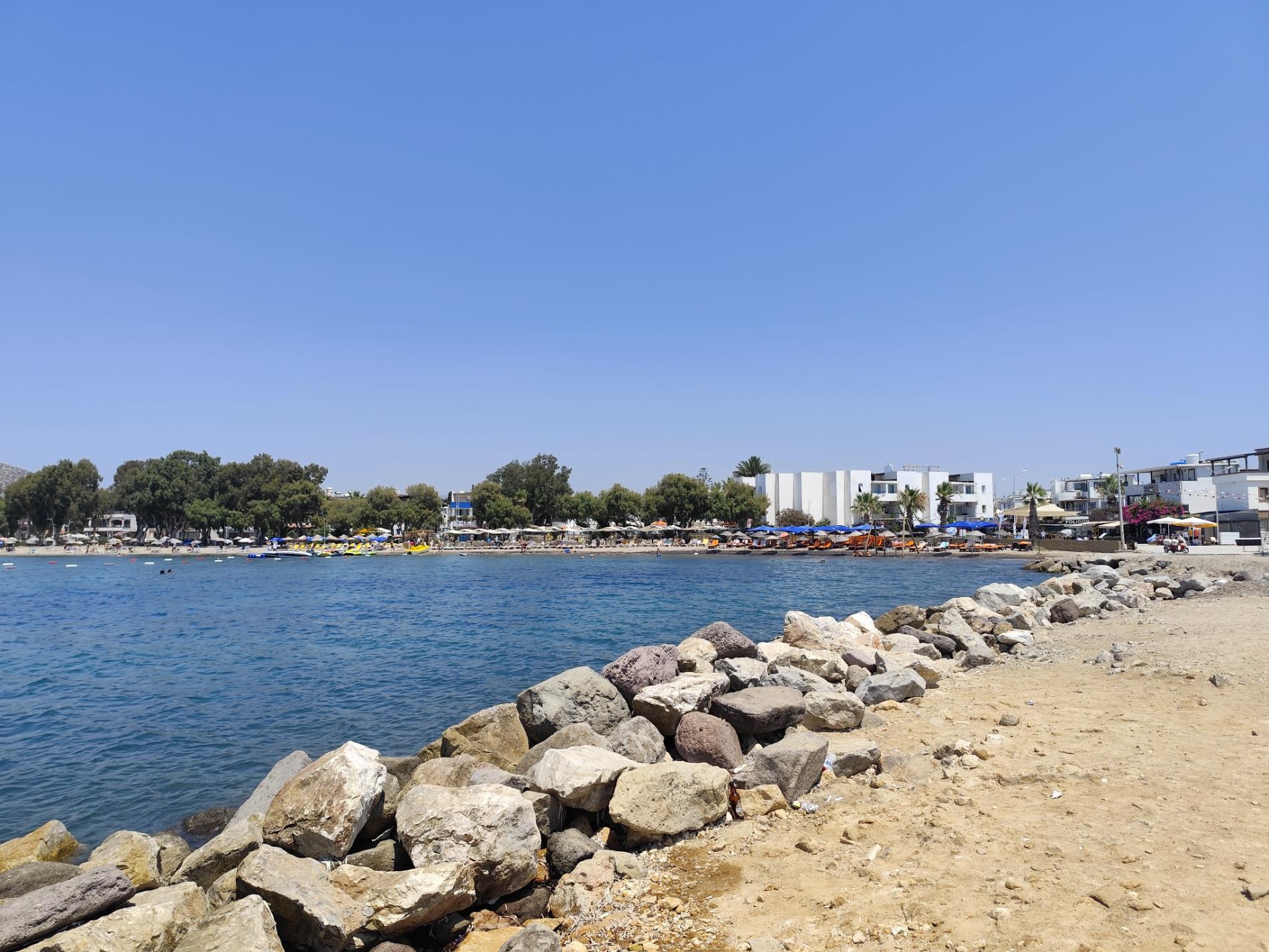 Foto von Ayvan beach und die siedlung