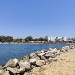 Foto von Ayvan beach und die siedlung