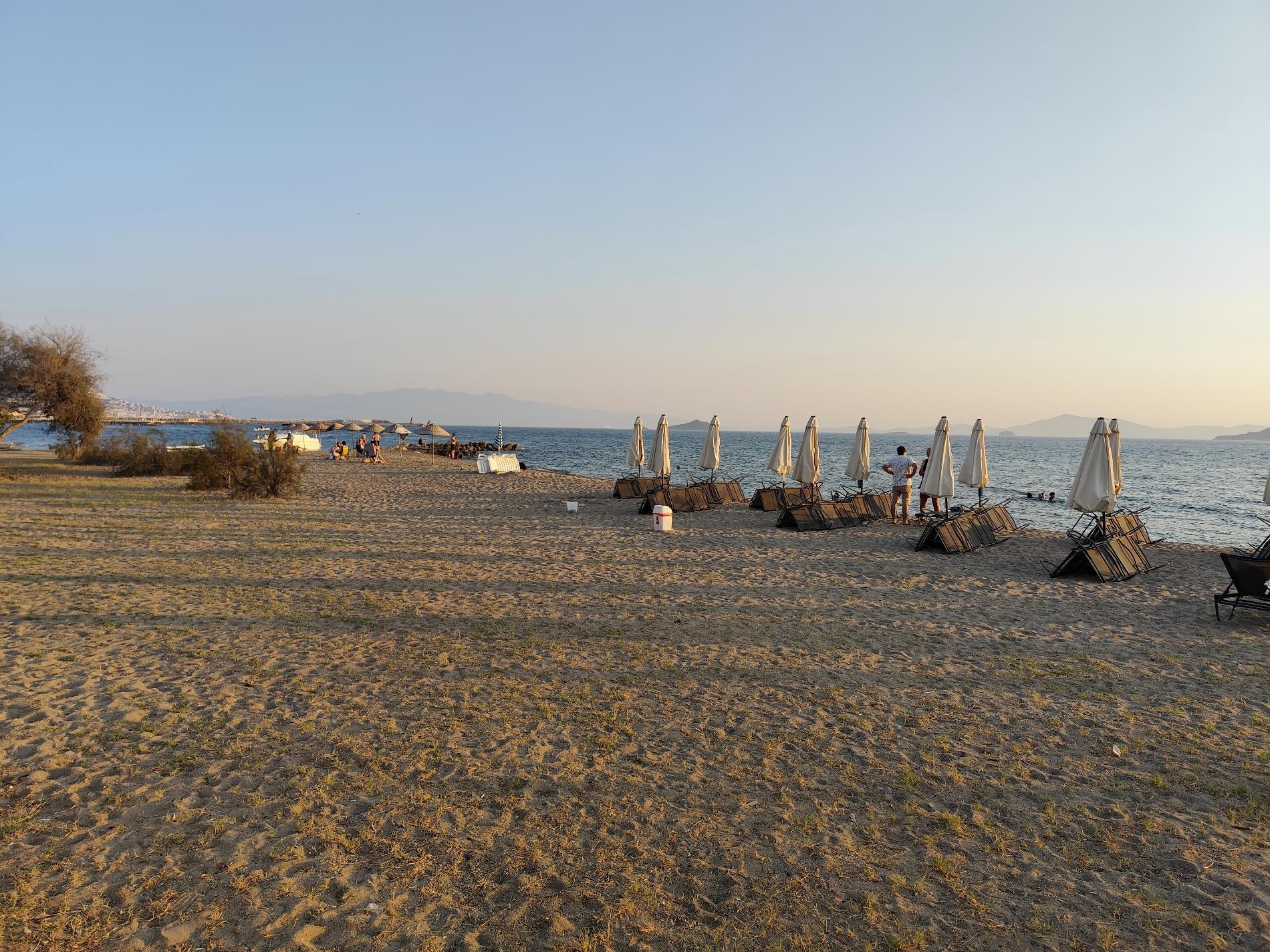 Foto von Ayvan beach III und die siedlung
