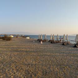 Foto von Ayvan beach III und die siedlung