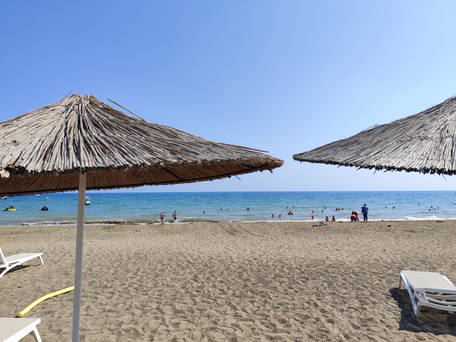 Foto von Kadriye Public Beach mit brauner sand Oberfläche