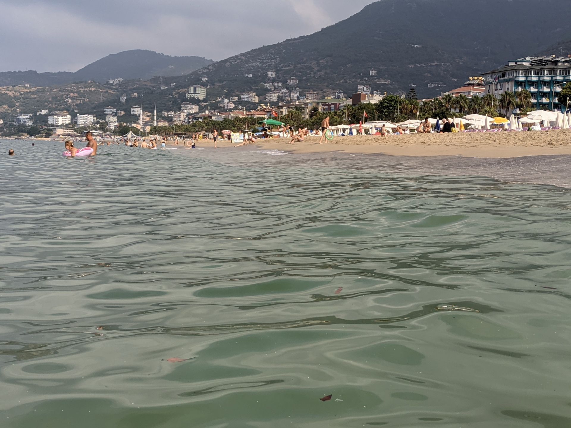Foto von Kleopatra Strand von Klippen umgeben
