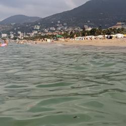 Foto von Kleopatra Strand von Klippen umgeben