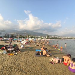 Foto von Galip Dere beach und die siedlung