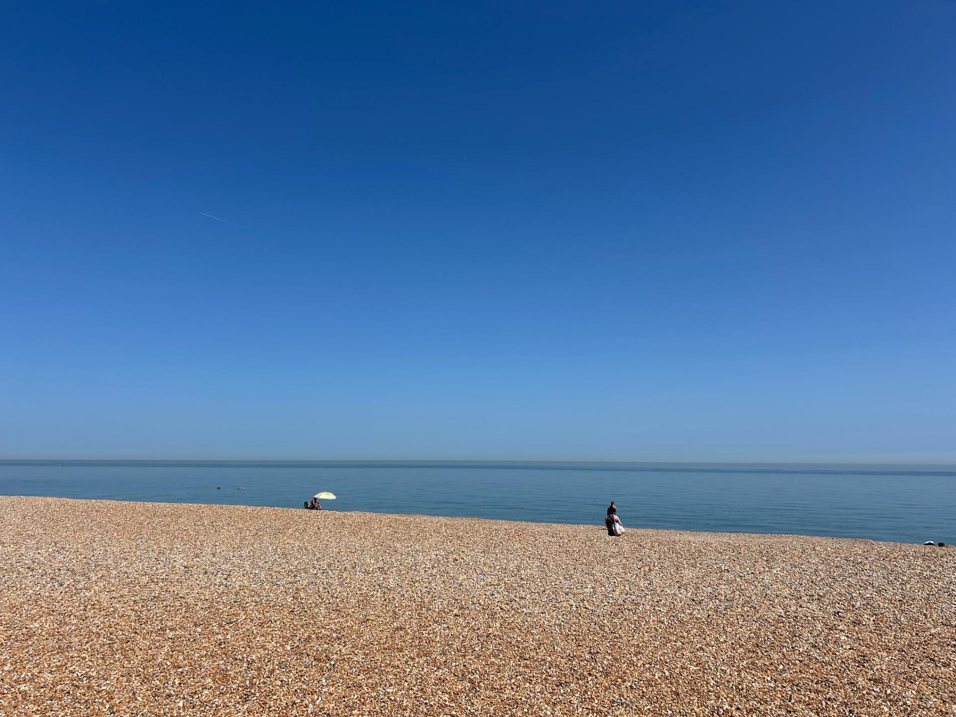 Foto von Stone Bay beach umgeben von Bergen