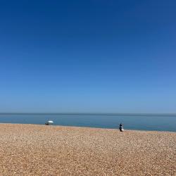 Foto von Stone Bay beach umgeben von Bergen